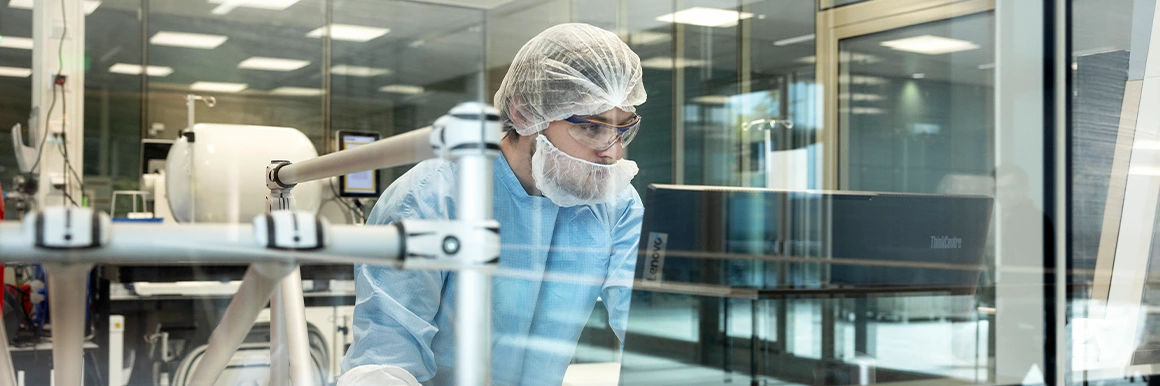 Lab worker working on a computer (photo)